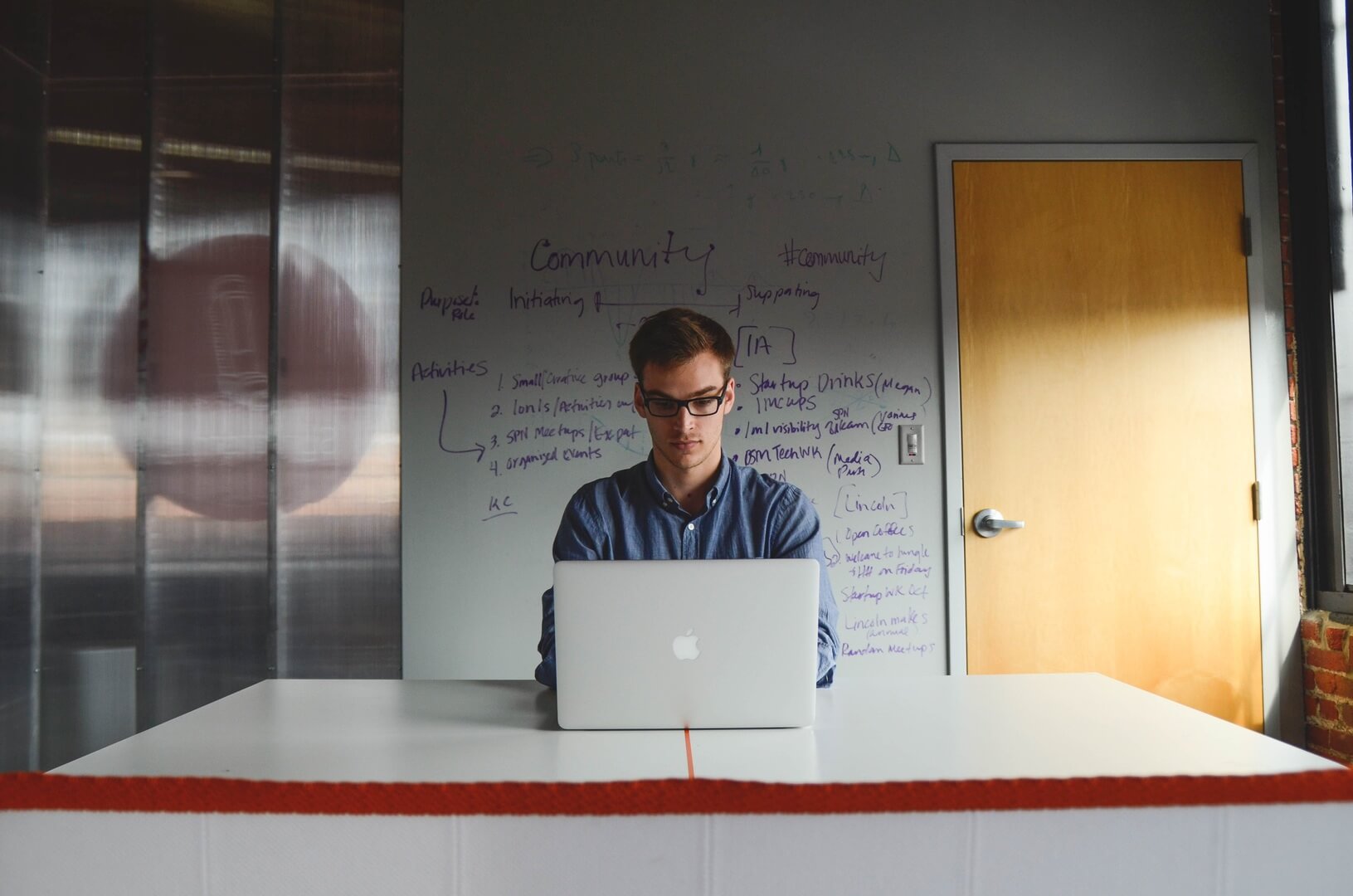 desk-notebook-man-working-people-notepad-764653-pxhere.com (1)